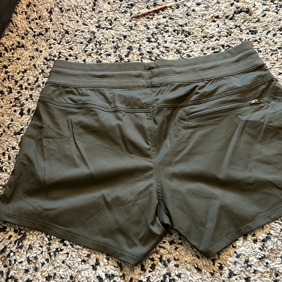 Women’s size Large North face shorts - Picture 2 of 5